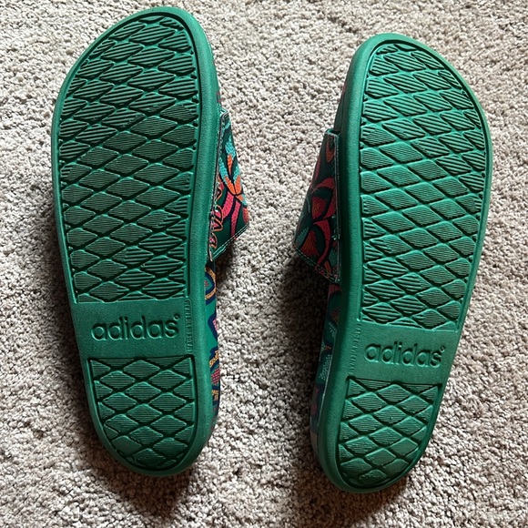 Adorbs Adidas slides, size 6 - Picture 4 of 4